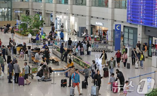 6일 오전 인천국제공항 제1터미널 입국장이 이용객들로 붐비고 있다. 2025.5.6/뉴스1 ⓒ News1 장수영 기자