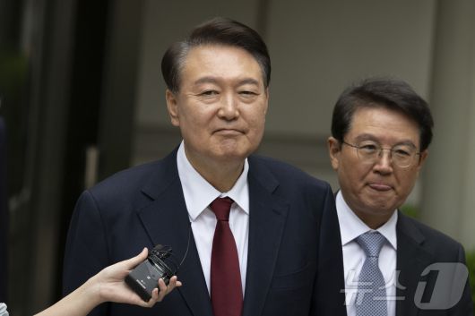 윤석열 전 대통령이 19일 정오 서울 서초구 중앙지방법원에서 열린 내란 우두머리 혐의, 직권남용 권리행사방해 혐의 사건 4차 공판의 오전 재판 종료 후 점심 식사를 위해 나서며 취재진의 질문을 받고 있다. 2025.5.19/뉴스1 ⓒ News1 사진공동취재단