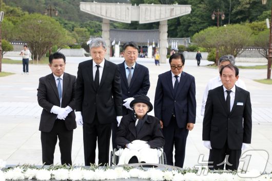 노태우 전 대통령의 아내 김옥숙씨가 19일 광주 북구 운정동 국립 5·18민주묘지에 참배하고 있다.  2025.5.19/뉴스1 ⓒ News1 이수민 기자