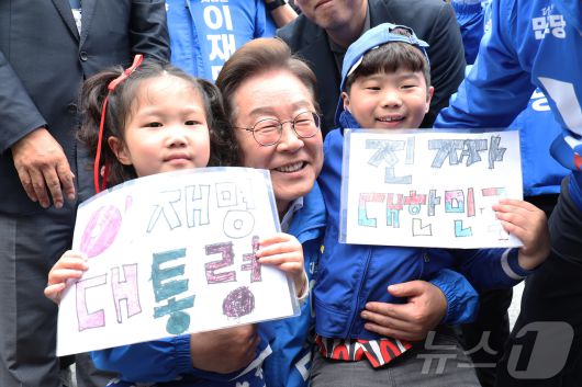 이재명 더불어민주당 대통령 후보가 17일 전남 나주시 금성관 앞에서 열린 유세에서 어린이들과 사진을 찍고 있다. (공동취재) 2025.5.17/뉴스1 ⓒ News1 이재명 기자