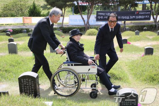 노태우 전 대통령의 아내 김옥숙씨가 19일 광주 북구 망월동 민족민주열사묘역(구묘역) 참배를 위해 이동하고 있다. 2025.5.19/뉴스1 ⓒ News1 이수민 기자