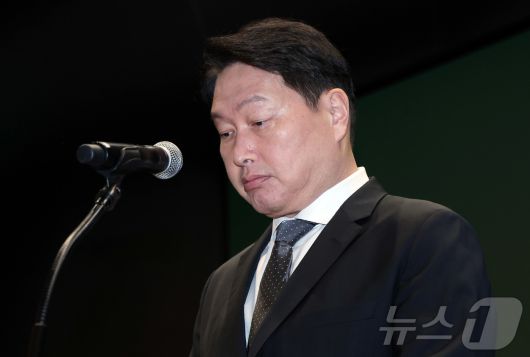 최태원 SK그룹 회장이 7일 오전 서울 중구 SK텔레콤 T타워 SUPEX홀에서 SK텔레콤의 해킹 사고와 관련해 대국민 사과를 하고 있다. (공동취재) 2025.5.7/뉴스1 ⓒ News1 박지혜 기자