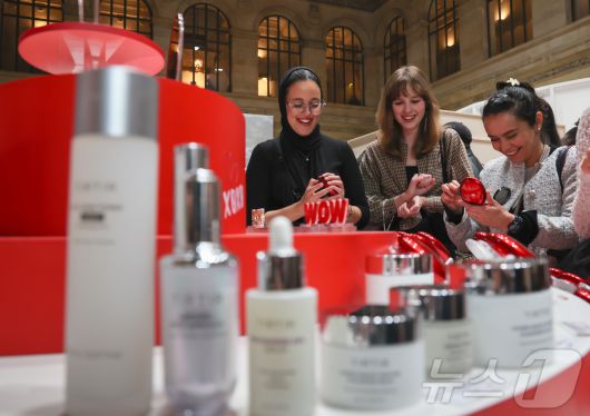 26일(한국시간) ‘프랑스 K-박람회’가 열리고 있는 프랑스 파리 브롱냐르 궁 뷰티 브랜드존에서 방문객들이 티르티르, 조선미녀, 아이소이 등 K-뷰티 상품들을 살펴보고 있다. ⓒ News1 이준성 기자