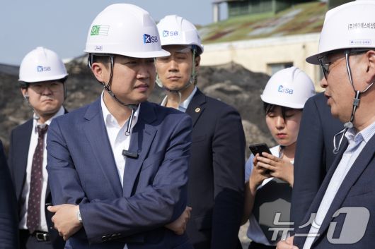 이준석 개혁신당 대통령 후보가 19일 광주 북구 더현대광주 예정부지를 찾아 현장을 살피고 있다. (이준석 캠프 제공, 재판매 및 DB 금지)