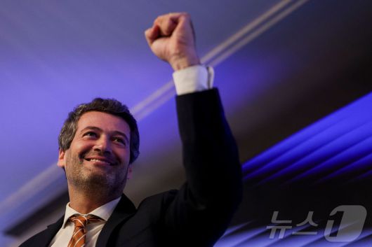 프르투갈 극우 포퓰리즘 정당 셰가(Chega)의 앙드레 벤투라 대표가 19일(현지시간) 리스본에서 총선 결과에 기뻐하고 있다. 2025.05.19 ⓒ AFP=뉴스1 ⓒ News1 최종일 선임기자