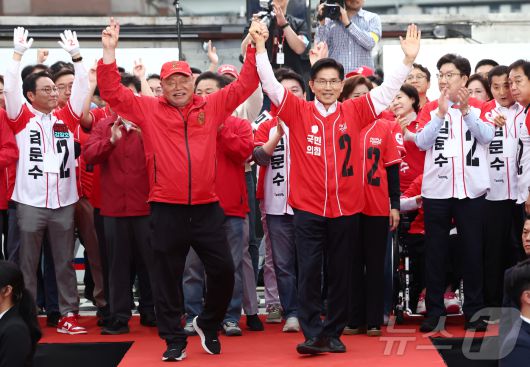 김문수 국민의힘 대통령 후보가 19일 서울 중구 서울역 광장에서 김흥국 씨와 손을 잡고 유세를 하고 있다. 2025.5.19/뉴스1 ⓒ News1 김민지 기자