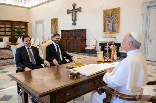 19일(현지시간) 바티칸에서 마코 루비오 미 국무장관(왼쪽)과 JD 밴스 부통령이 레오 14세와 담소를 나누고 있다. 2025.05.19 ⓒ AFP=뉴스1 ⓒ News1 최종일 선임기자