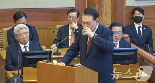 윤석열 대통령이 25일 오후 서울 종로구 헌법재판소에서 열린 대통령 탄핵심판 최종(11차) 변론기일에 출석해 최종의견을 진술하던 중 목을 축이고 있다. (헌법재판소 제공. 재판매 및 DB 금지) 2025.2.25/뉴스1 ⓒ News1 민경석 기자