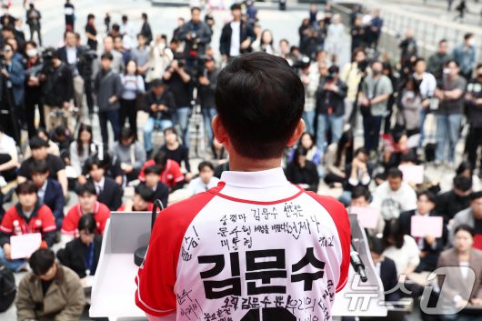 김문수 국민의힘 대통령 후보가 19일 오전 서울 중구 청계광장 소라탑 앞에서 '청년이 바라는 대한민국' 정책 공약 발표를 하고 있다. 2025.5.19/뉴스1 ⓒ News1 김민지 기자