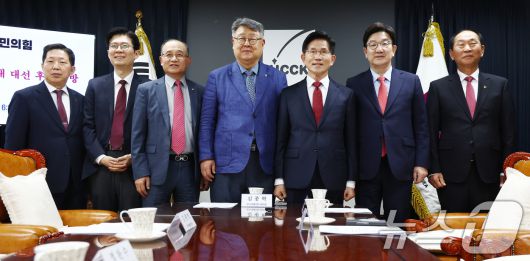 김문수 국민의힘 대통령 후보가 19일 서울 종로구 한국기독교회관을 방문, 김종혁 한국교회총연합 대표회장, 권성동 공동선대위원장 등 참석자들과 기념촬영을 하고 있다. 2025.5.19/뉴스1 ⓒ News1 김민지 기자