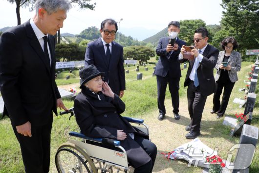 노태우 전 대통령의 아내 김옥숙씨가 19일 광주 북구 망월동 민족민주열사묘역(구묘역)에 참배하고 있다.  2025.5.19/뉴스1 ⓒ News1 이수민 기자