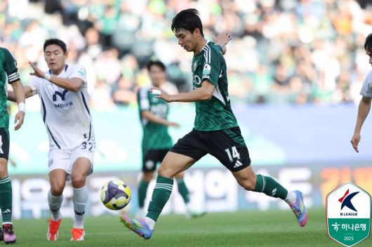 활동량도 많고 이타적인 플레이를 펼치는데 필요할 때는 꼬박꼬박 골도 넣고 있다. 전북현대의 새로운 복덩이다. (한국프로축구연맹 제공)