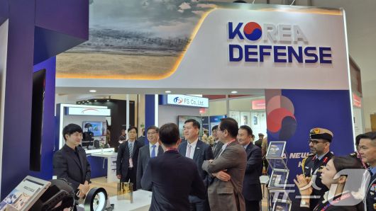 방위사업청은 17일부터 오는 21일까지 아랍에미리트(UAE) 아부다비에서 개최되는 ‘IDEX 2025’에서 해외 방산전시회 최초로 정부홍보관과 중소기업관을 통합한 ‘통합한국관’을 운영한다. 사진은 17일(현지시간) IDEX 2025 방산전시회 '통합한국관' 모습. (방위사업청 제공. 재판매 및 DB 금지) 2025.2.17/뉴스1