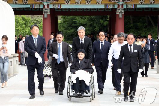 노태우 전 대통령의 아내 김옥숙씨가 19일 광주 북구 운정동 국립 5·18민주묘지를 들어서고 있다. 2025.5.19/뉴스1 ⓒ News1 이수민 기자