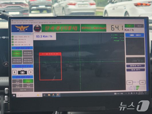 19일 서울시의 한 자동차전용도로 위에서 과속이 탐지된 차량 주위로 빨간 박스 테두리가 표시돼 있다. (예시를 위해 임의로 단속 속도 값을 시속 30㎞로 설정해 연출한 사진이다.) 화면 좌측 상단에는 암행순찰차의 이동 속도가, 우측 상단에는 과속차량 속도 측정값과 번호판 정보가 뜬다. 2025.05.19/ⓒ 뉴스1 권진영 기자