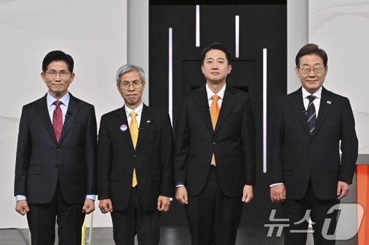 국민의힘 김문수(왼쪽부터), 민주노동당 권영국, 개혁신당 이준석, 더불어민주당 이재명 대통령 후보가 18일 서울 마포구 SBS프리즘타워에서 중앙선거방송토론위원회 주관 제21대 대통령선거 후보자 토론회 기념 촬영을 하고 있다. 2025.5.18/뉴스1 ⓒ News1 국회사진취재단