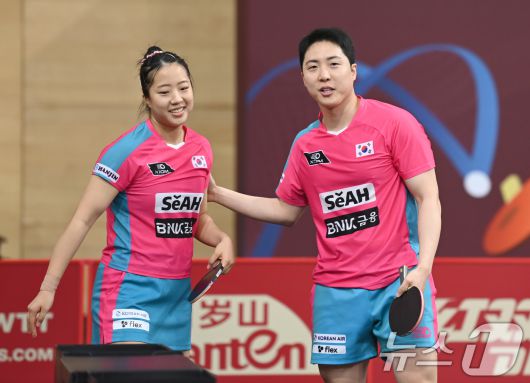 임종훈, 신유빈이 19일 카타르 도하 카타르대학교 스포츠 컴플렉스에서 열린 2025 국제탁구연맹(ITTF) 세계선수권대회 혼합복식 32강 나이지리아 올라지데 오모타요-카비라트 아요올라 조와 경기를 펼치고 있다. (사진공동취재단) 2025.5.19/뉴스1