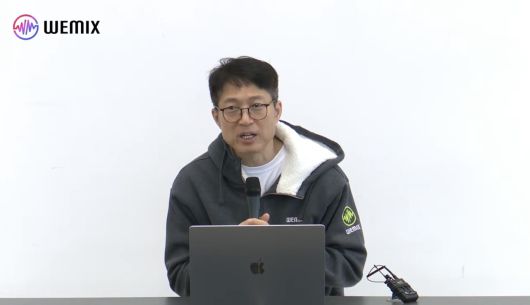 김석환 위믹스재단 대표가 3일 경기 성남시 판교역 테크원타워에서 긴급 기자간담회를 열고 재상폐 관련 입장을 밝히고 있다.(위믹스 유튜브 채널 갈무리)2025.5.3/뉴스1