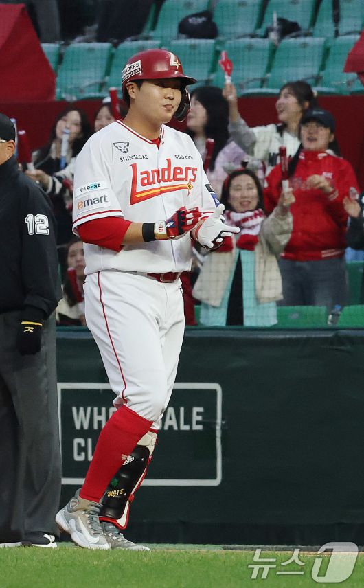 17일 인천시 미추홀구 인천SSG랜더스필드에서 열린 프로야구 '2025 신한 SOL 뱅크 KBO리그' SSG와 한화의 경기에서 SSG 고명준이 1회말 1사 1, 3루상황 1타점 안타를 친 후 환호하고 있다. 2025.4.17/뉴스1 ⓒ News1 박세연 기자