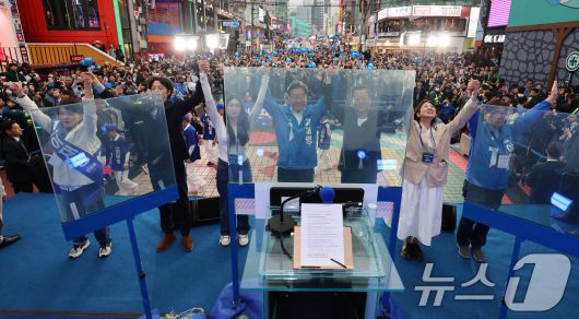 이재명 더불어민주당 대선 후보가 19일 서울 마포구 KT&G 상상마당 인근에서 열린 유세에서 기념촬영을 하고 있다. (공동취재) 2025.5.19/뉴스1 ⓒ News1 안은나 기자