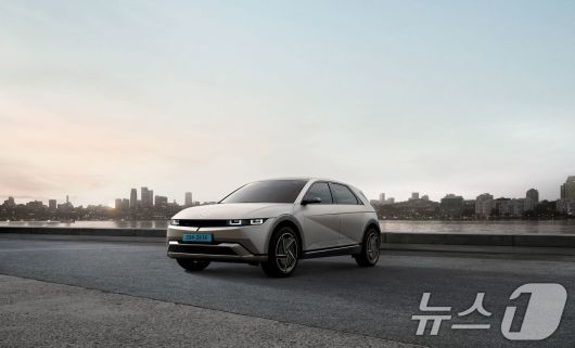 현대자동차는 고객 선호도가 높은 편의 및 안전 사양을 기본 적용하고 가격 인상을 최소화해 상품성을 강화한 '2025 아이오닉 5'와 '2025 코나 일렉트릭'을 13일 출시하고 본격적인 판매에 돌입한다고 밝혔다. 사진은 2025 아이오닉 5 외장. (현대차 제공. 재판매 및 DB 금지) 2025.5.13/뉴스1