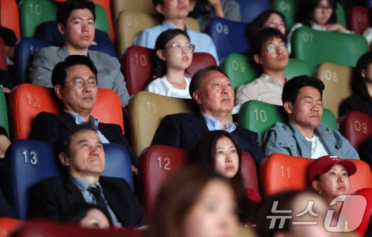 윤석열 전 대통령이 21일 오전 서울 메가박스 동대문에서 영화 ‘부정선거, 신의 작품인가’ 관람을 하고 있다. 왼쪽부터 이영돈PD, 윤 전 대통령, 전한길 전 역사강사. 2025.5.21/뉴스1 ⓒ News1 박세연 기자
