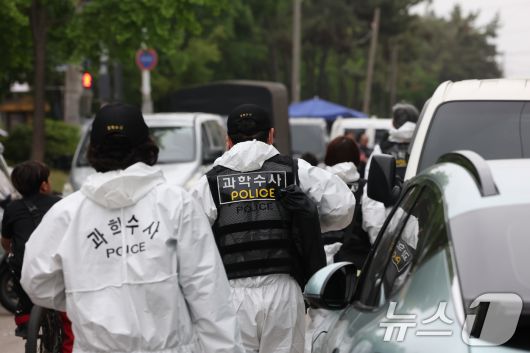 19일 경기 시흥시 정왕동 일대에서 50대 중국인 소행으로 추정되는 흉기 피습 사건 4건이 잇따라 발생해 2명이 사망한 것으로 확인됐다. 사진은 이날 사건 현장에서 과학수사대가 현장 감식을 진행한 후 철수하는 모습. ⓒ News1 김영운 기자