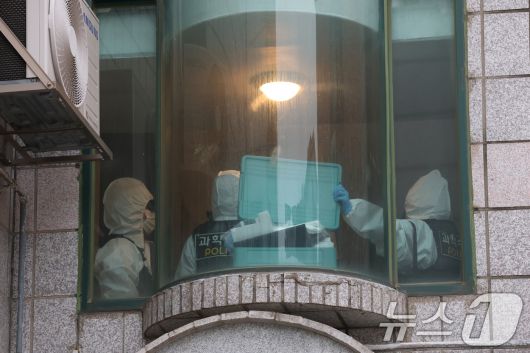 19일 경기 시흥시 정왕동 일대에서 50대 중국인 소행으로 추정되는 흉기 피습 사건 4건이 잇따라 발생해 2명이 사망한 것으로 확인됐다. 사진은 이날 사건 현장에서 과학수사대가 현장 감식을 하는 모습. ⓒ News1 김영운 기자