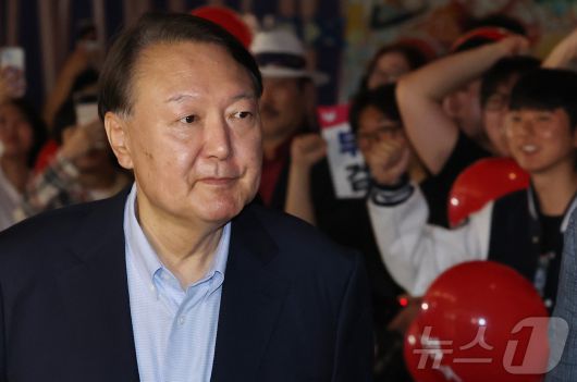 윤석열 전 대통령이 21일 오전 서울 메가박스 동대문에 영화 ‘부정선거, 신의 작품인가’ 관람을 위해 들어서고 있다. 2025.5.21/뉴스1 ⓒ News1 박세연 기자