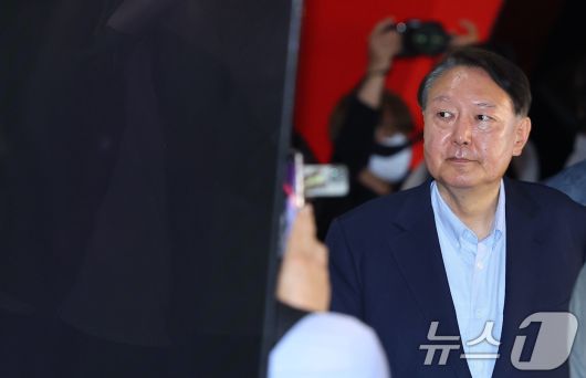 윤석열 전 대통령이 21일 오전 서울 메가박스 동대문에서 부정선거를 다룬 다큐영화 ‘부정선거, 신의 작품인가’ 관람을 마치고 나서고 있다. (공동취재) 2025.5.21/뉴스1 ⓒ News1 박세연 기자