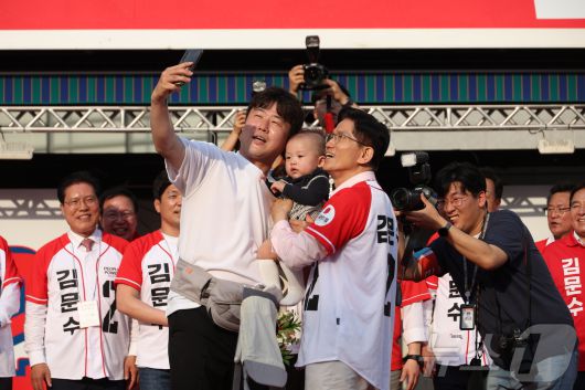 김문수 국민의힘 대통령 후보가 20일 경기 하남시 스타필드 하남 앞에서 유세를 하고 있다. (공동취재) 2025.5.20/뉴스1 ⓒ News1 김민지 기자