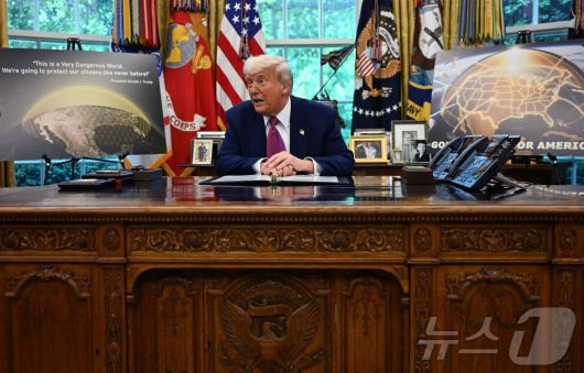 도널드 트럼프 미국 대통령이 20일(현지시간) 워싱턴DC 백악관 집무실에서 차세대 미사일 방어시스템인 '골든돔'(Golden Dome) 구축 계획을 밝히고 있다. 2025.05.20 ⓒ AFP=뉴스1 ⓒ News1 류정민 특파원