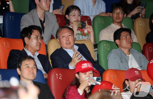 윤석열 전 대통령이 21일 오전 서울 메가박스 동대문에서 영화 ‘부정선거, 신의 작품인가’ 관람을 마치며 이영돈PD와 대화하고 있다. 왼쪽부터 이영돈PD, 윤 전 대통령, 전한길 전 역사강사. 2025.5.21/뉴스1 ⓒ News1 박세연 기자