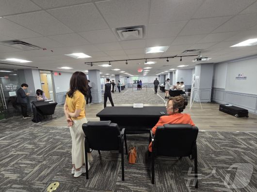 제21대 대선 재외국민투표 첫날인 20일(현지시간) 미국 버지니아주 알렉산드리아에 소재한 코리안커뮤니티센터에 마련된 재외투표소에서 정당 참관인들이 투표를 지켜보고 있다 ⓒ News1 류정민 특파원