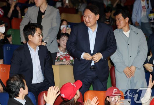 윤석열 전 대통령이 21일 오전 서울 메가박스 동대문에서 영화 ‘부정선거, 신의 작품인가’ 관람을 하고 있다. 왼쪽부터 이영돈PD, 윤 전 대통령, 전한길 전 역사강사. 2025.5.21/뉴스1 ⓒ News1 박세연 기자