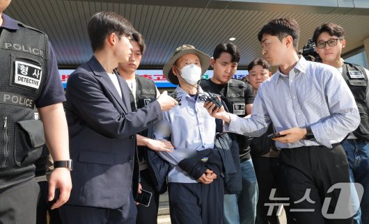 금전 문제로 갈등을 빚은 지인과 평소 앙심을 품었던 이웃 등 4명을 살상한 혐의로 체포된 피의자 차철남(56·중국 국적)이 21일 오전 경기도 시흥시 장곡동 시흥경찰서에서 구속 전 피의자 심문(영장실질심사)을 받기 위해 나오고 있다. 2025.5.21/뉴스1 ⓒ News1 박정호 기자