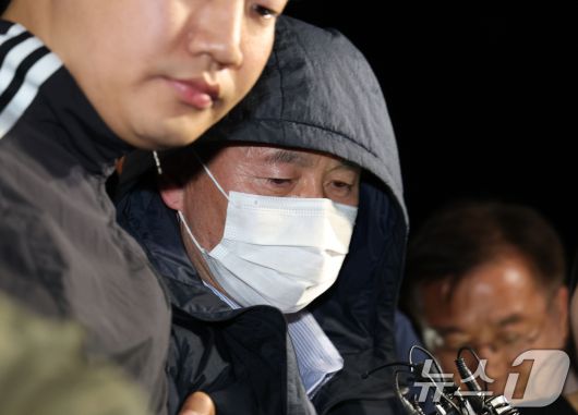 '시흥 흉기 공격' 용의자 차철남이 19일 오후 경기 시흥시 장곡동 시흥경찰서로 압송되며 취재진 질문에 답하고 있다. 이날 경기 시흥시 정왕동 일대에서 흉기 피습 사건 4건이 잇따라 발생해 2명이 사망한 것으로 확인됐다. 2025.5.19/뉴스1 ⓒ News1 김영운 기자