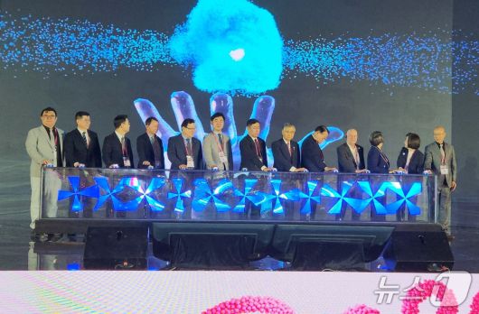 대한수의사회 허주형 회장과 박효철 단장, 최이돈 한국동물병원협회 회장, 김지헌 한국고양이수의사회 회장은 21일 중국 하문에서 열린 WESAVC 오프닝에 참여했다. ⓒ 뉴스1