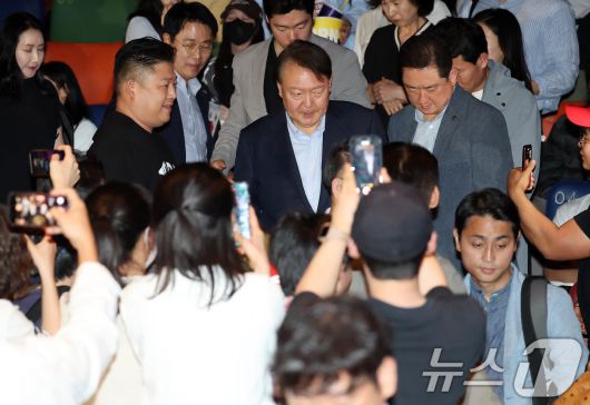 윤석열 전 대통령이 21일 오전 서울 메가박스 동대문에서 영화 ‘부정선거, 신의 작품인가’ 관람을 마치고 나서고 있다. 2025.5.21/뉴스1 ⓒ News1 박세연 기자