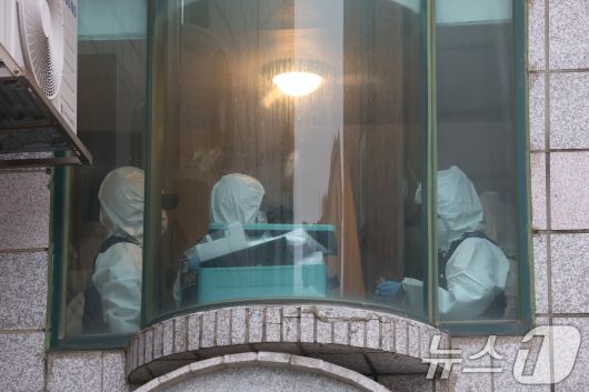 19일 경기 시흥시 정왕동 일대에서 50대 중국인 소행으로 추정되는 흉기 피습 사건 4건이 잇따라 발생해 2명이 사망한 것으로 확인됐다. 사진은 이날 사건 현장에서 과학수사대가 현장 감식을 하는 모습. ⓒ News1 김영운 기자