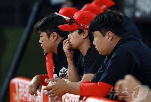 21일 오후 경기 수원 KT위즈파크에서 열린 '2025 신한 SOL뱅크 KBO 리그’ KIA 타이거즈와 kt 위즈의 경기, KIA 더그아웃 선수들이 9회초 굳은 표정을 지으며 경기를 지켜보고 있다. 2025.5.21/뉴스1 ⓒ News1 김진환 기자