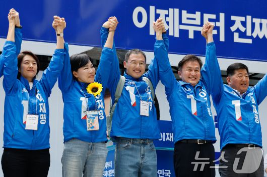 더불어민주당에 입당한 김상욱 의원(가운데)이 19일 오후 서울 용산역 광장에서 열린 이재명 대통령 후보 집중유세에 참석해 지지를 호소하고 있다. 2025.5.19/뉴스1 ⓒ News1 안은나 기자