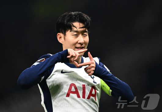 토트넘 손흥민이 29일(한국시간) 영국 런던 토트넘 홋스퍼 스타디움에서 열린 AS로마와 2024-25 UEL 리그 페이즈 5차전 경기에서 페널티킥 득점을 성공시키고 기뻐하고 있다. 2024.11.29 ⓒ 로이터=뉴스1