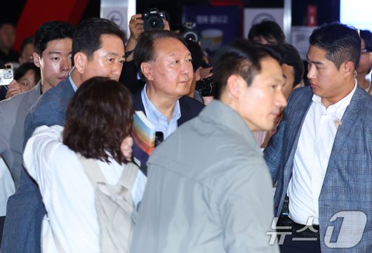 윤석열 전 대통령이 21일 오전 서울 메가박스 동대문에서 부정선거를 다룬 다큐영화 ‘부정선거, 신의 작품인가’ 관람을 마치고 나서고 있다. (공동취재) 2025.5.21/뉴스1 ⓒ News1 박세연 기자