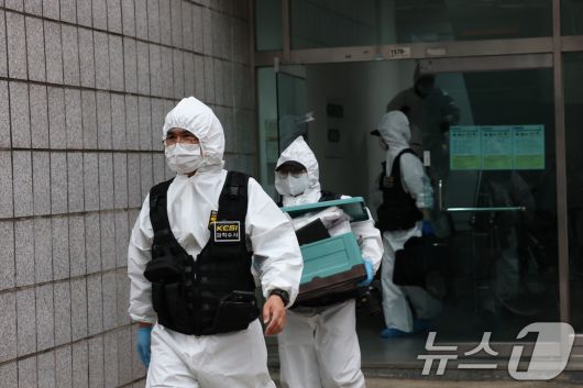 19일 경기 시흥시 정왕동 일대에서 50대 중국인 소행으로 추정되는 흉기 피습 사건 4건이 잇따라 발생해 2명이 사망한 것으로 확인됐다. 사진은 이날 사건 현장에서 과학수사대가 현장 감식을 마친 뒤 이동하는 모습. 2025.5.19/뉴스1 ⓒ News1 김영운 기자