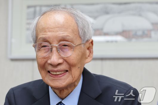 윤여준 더불어민주당 상임총괄선대위원장이 20일 오후 서울 여의도 당사에서 뉴스1과 인터뷰를 하고 있다. ⓒ News1 이광호 기자