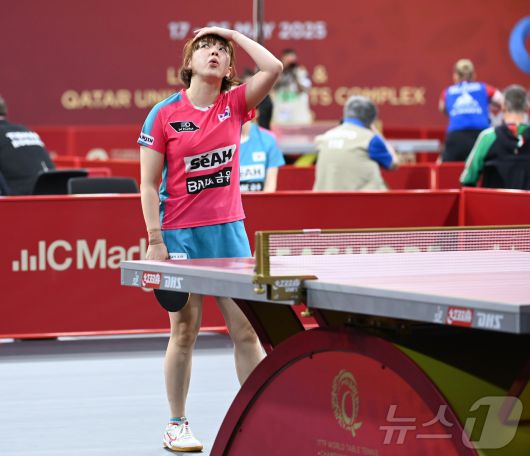 서효원이 17일(현지시간) 카타르 도하 카타르대학교 스포츠 콤플렉스에서 열린 2025 세계탁구선수권대회 개인단식 128강에서 호주 CONSTANTINA PSIHOGIOS와 경기에서 실점 후 아쉬워하고 있다. 2025.5.18/뉴스1 ⓒ News1 사진공동취재단