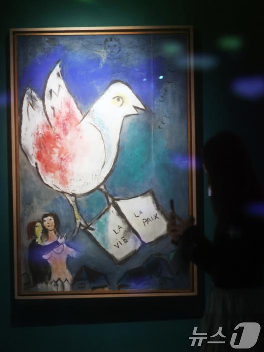 22일 서울 서초구 예술의전당 한가람미술관에서 '마르크 샤갈 특별전: 비욘드 타임' 기자간담회를 마친 관계자들이 전시장을 둘러보고 있다. 이번 전시는 7년 만에 한국을 찾은 이번 대규모 특별전이다. 샤갈의 미공개 유화 7점을 비롯해, 총 170여 점의 작품을 체계적, 과학적인 새로운 전시 구성으로 선보이는 자리다. ⓒ News1 황기선 기자