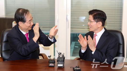 김문수 국민의힘 대선후보와 한덕수 전 국무총리가 11일 서울 여의도 국민의힘 대선후보 사무실에서 회동을 하고 있다. (공동취재) 2025.5.11/뉴스1 ⓒ News1 이광호 기자