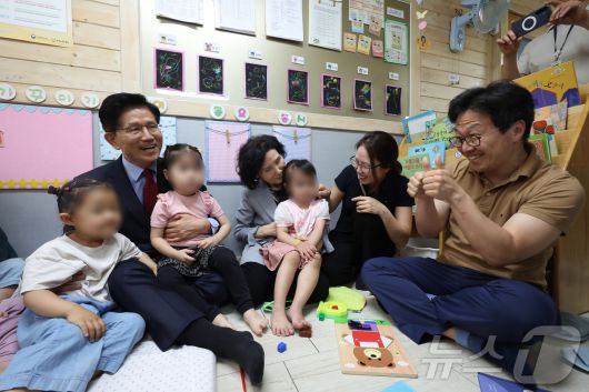 김문수 국민의힘 대통령 후보와 설난영 여사, 딸 김동주 씨, 사위가 22일 경기 광명시의 한 어린이집에서 아이들을 만나고 있다. (공동취재) 2025.5.22/뉴스1 ⓒ News1 이광호 기자